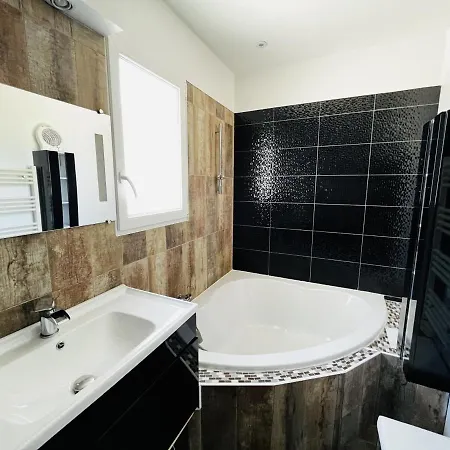 Maison 3 Chambres, Jardin Clos, A Proximite, Bien Equipe, Wifi, Parking - Fr-1-197-535 度假居 *